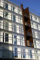 modern wohnen wie in der Legebatterie :-)  die Lebensmittelindustrie entwickelt fleissig geruchfreie Gerichte f�r die offenen K�chenzeilen solcher moderner Wohnungen in der Hafencity