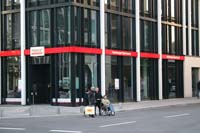 Hamburer Sparkasse Hafencity: eher langweilig und architektonisch schon tausend mal gesehen. Aber sch�ne Spiegelungen f�r tolle Hafencity Fotos