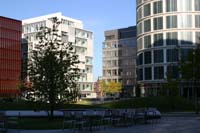 B�ros und leere Pl�tze dominieren die Hafencity nach wie vor. Hohe B�roh�use = viel Schatten