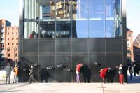 Info Pavillion f�r Elbphilharmonie. Da kann man rein, in den Pavillion sowie die Elbphilharmonie Baustelle. F�hrungen starten hier am Pavillion